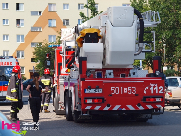 Chciał skoczyć z wieżowca. Policjanci podjęli negocjacje