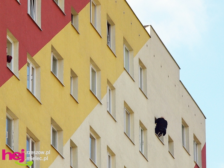 Chciał skoczyć z wieżowca. Policjanci podjęli negocjacje
