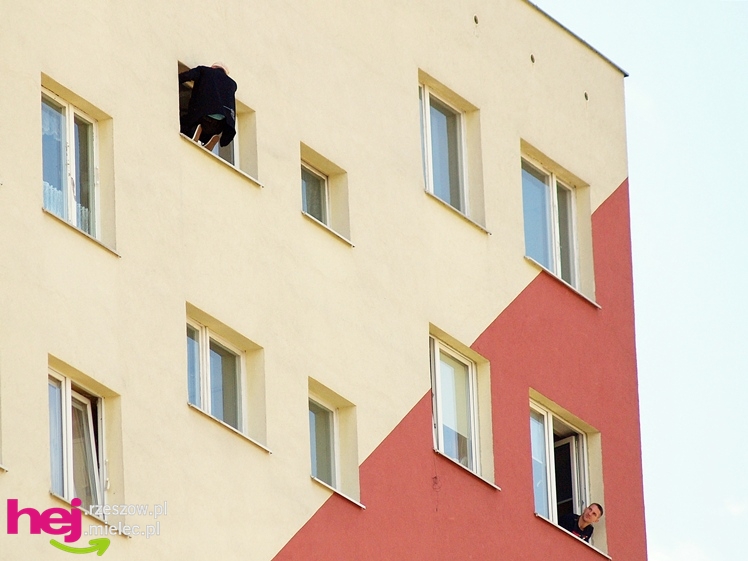 Chciał skoczyć z wieżowca. Policjanci podjęli negocjacje