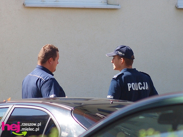 Chciał skoczyć z wieżowca. Policjanci podjęli negocjacje