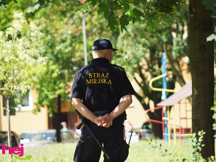 Chciał skoczyć z wieżowca. Policjanci podjęli negocjacje
