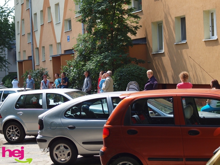 Chciał skoczyć z wieżowca. Policjanci podjęli negocjacje