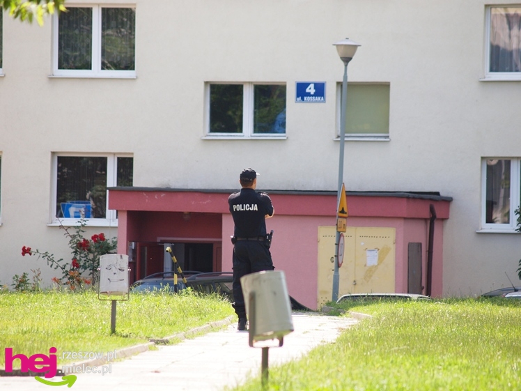 Chciał skoczyć z wieżowca. Policjanci podjęli negocjacje