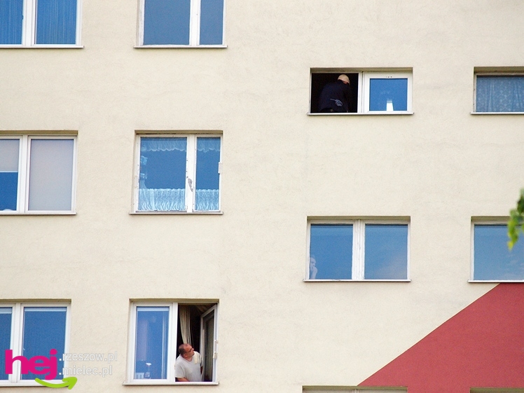 Chciał skoczyć z wieżowca. Policjanci podjęli negocjacje