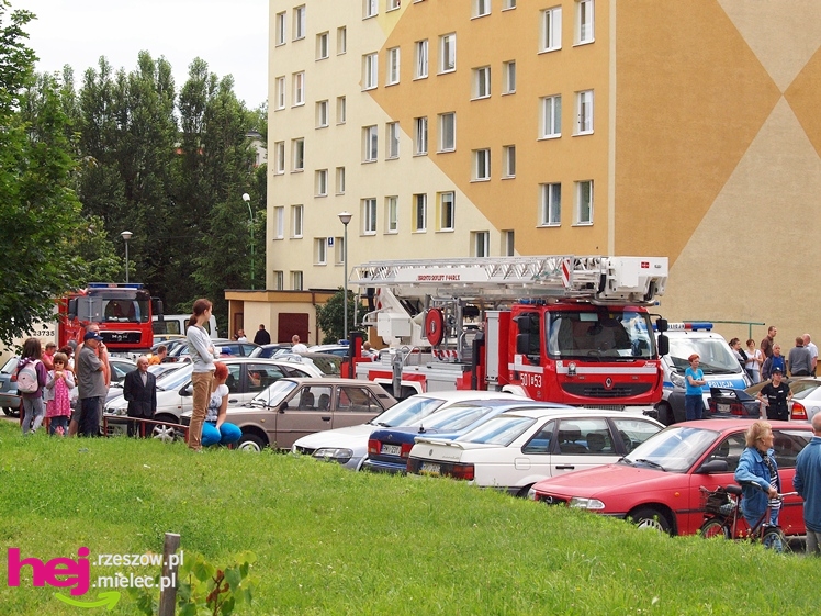 Chciał skoczyć z wieżowca. Policjanci podjęli negocjacje