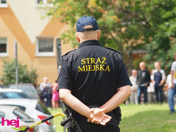 Chciał skoczyć z wieżowca. Policjanci podjęli negocjacje