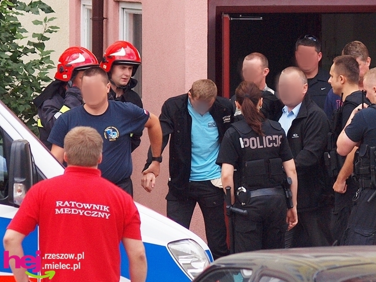 Chciał skoczyć z wieżowca. Policjanci podjęli negocjacje