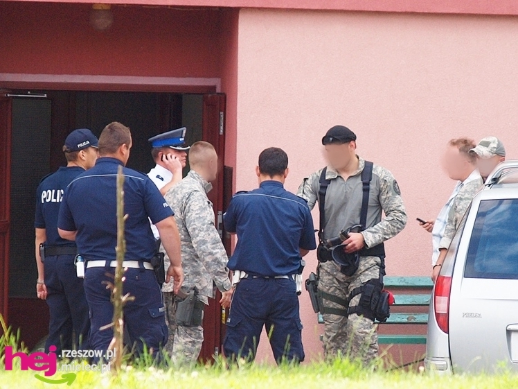 Chciał skoczyć z wieżowca. Policjanci podjęli negocjacje