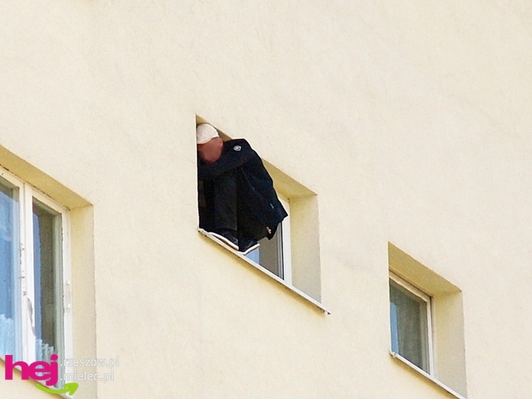 Chciał skoczyć z wieżowca. Policjanci podjęli negocjacje