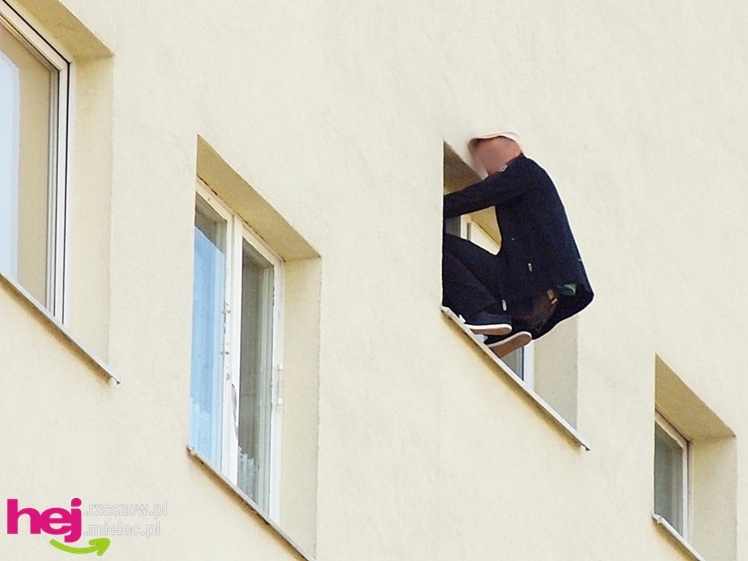 Chciał skoczyć z wieżowca. Policjanci podjęli negocjacje