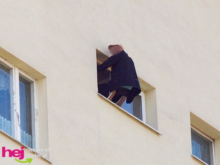 Chciał skoczyć z wieżowca. Policjanci podjęli negocjacje