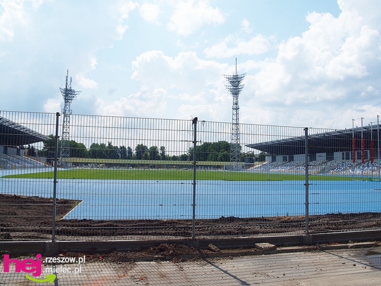 Budowa stadionu miejskiego w Mielcu w ostatnim dniu umownego terminu