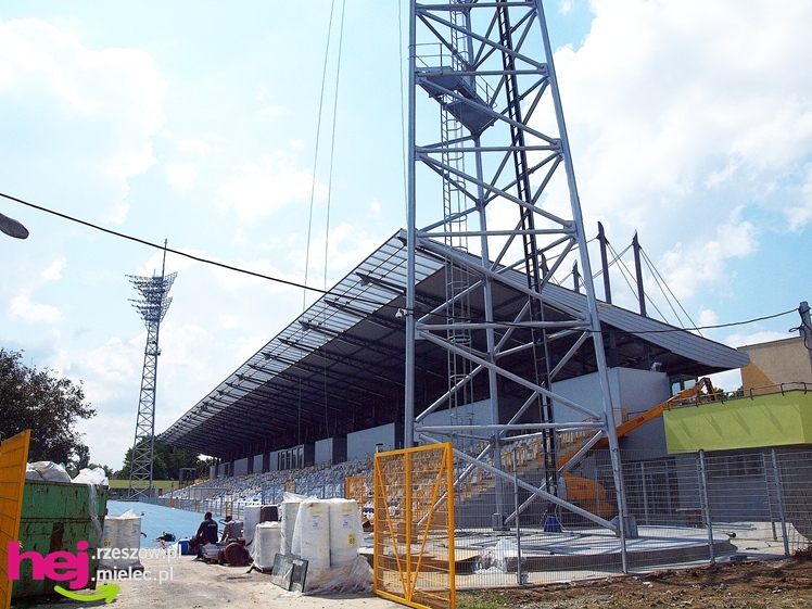 Budowa stadionu miejskiego w Mielcu w ostatnim dniu umownego terminu
