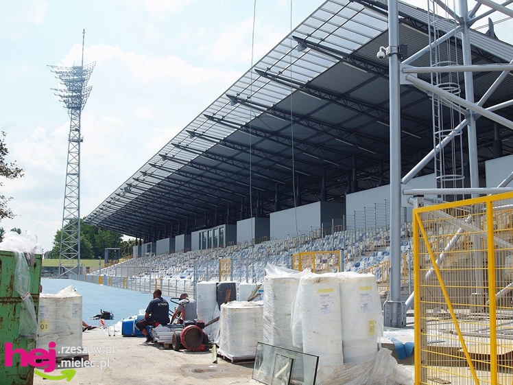 Budowa stadionu miejskiego w Mielcu w ostatnim dniu umownego terminu