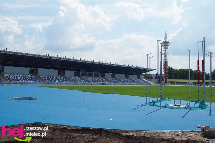 Budowa stadionu miejskiego w Mielcu w ostatnim dniu umownego terminu