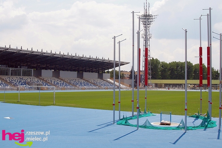 Budowa stadionu miejskiego w Mielcu w ostatnim dniu umownego terminu