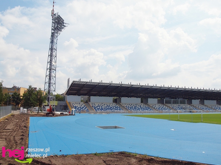 Budowa stadionu miejskiego w Mielcu w ostatnim dniu umownego terminu