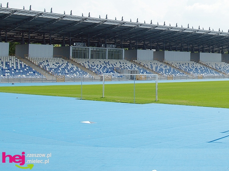 Budowa stadionu miejskiego w Mielcu w ostatnim dniu umownego terminu