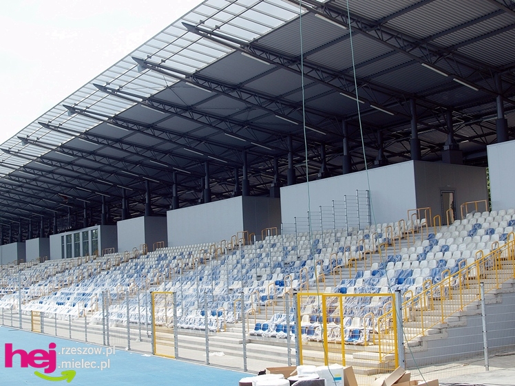 Budowa stadionu miejskiego w Mielcu w ostatnim dniu umownego terminu