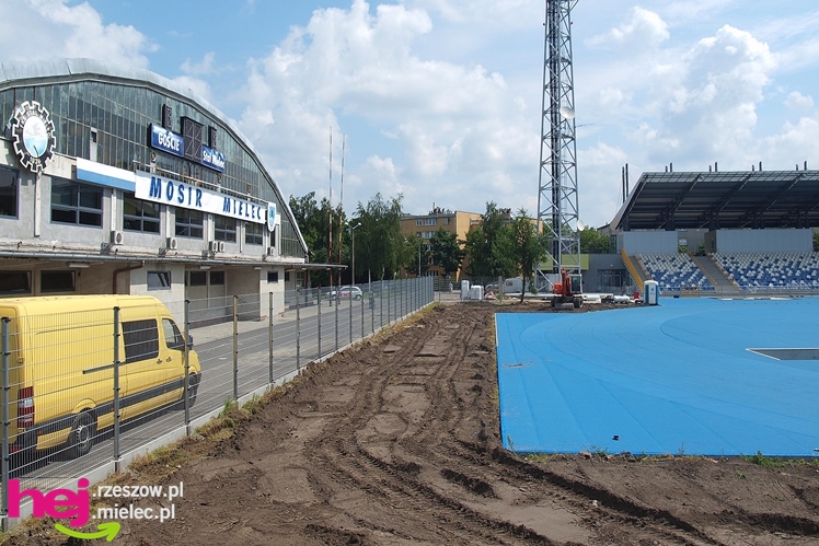 Budowa stadionu miejskiego w Mielcu w ostatnim dniu umownego terminu
