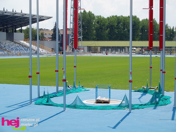 Budowa stadionu miejskiego w Mielcu w ostatnim dniu umownego terminu
