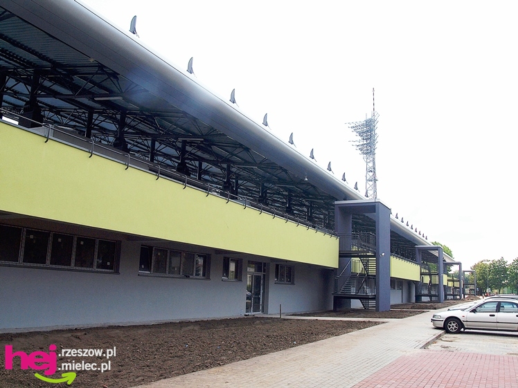 Budowa stadionu miejskiego w Mielcu w ostatnim dniu umownego terminu