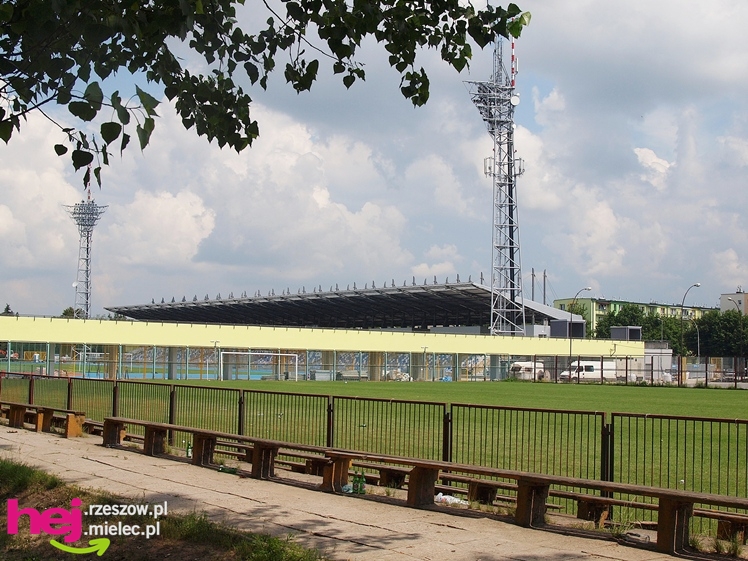 Budowa stadionu miejskiego w Mielcu w ostatnim dniu umownego terminu
