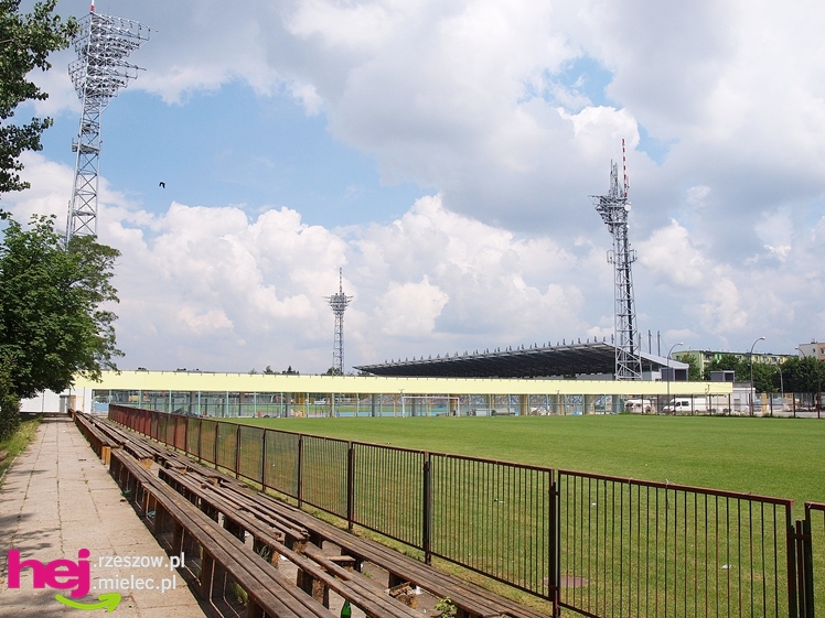 Budowa stadionu miejskiego w Mielcu w ostatnim dniu umownego terminu