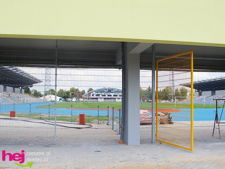 Budowa stadionu miejskiego w Mielcu w ostatnim dniu umownego terminu