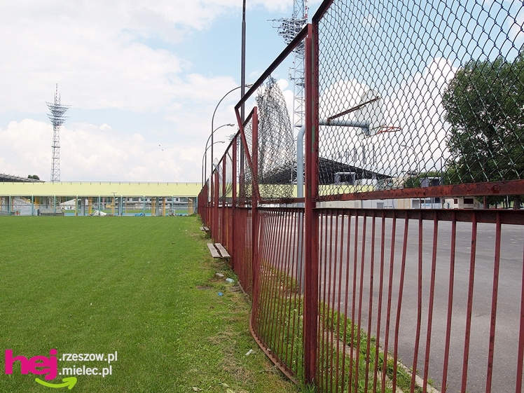 Budowa stadionu miejskiego w Mielcu w ostatnim dniu umownego terminu