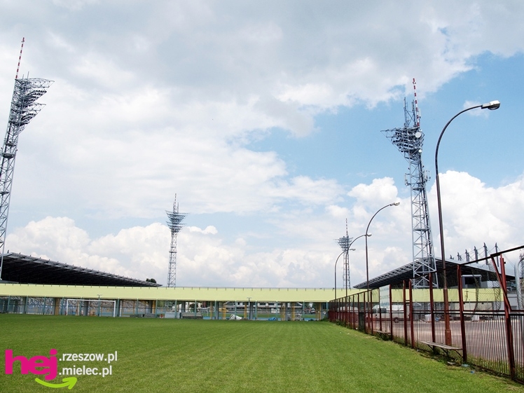 Budowa stadionu miejskiego w Mielcu w ostatnim dniu umownego terminu