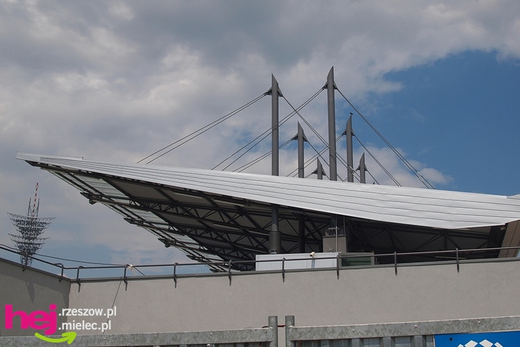 Budowa stadionu miejskiego w Mielcu w ostatnim dniu umownego terminu