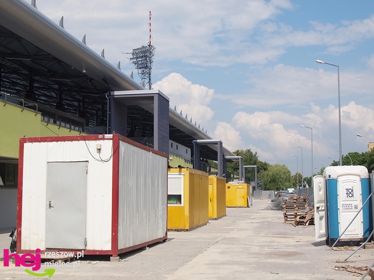 Budowa stadionu miejskiego w Mielcu w ostatnim dniu umownego terminu