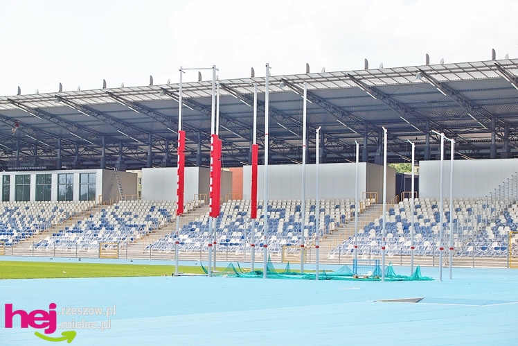 Budowa stadionu miejskiego w Mielcu w ostatnim dniu umownego terminu