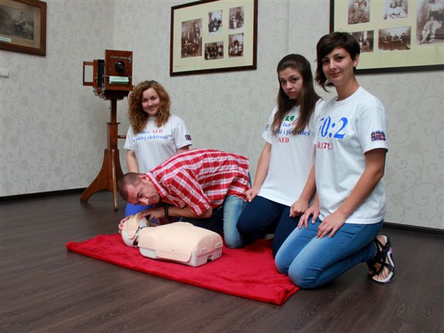 Pogotowie ratunkowe i młodzież z ZSE przekazują wiedzę VIP-om