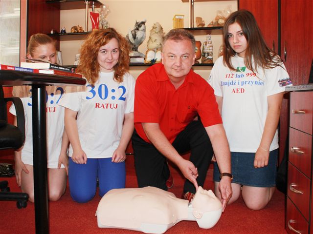 Pogotowie ratunkowe i młodzież z ZSE przekazują wiedzę VIP-om