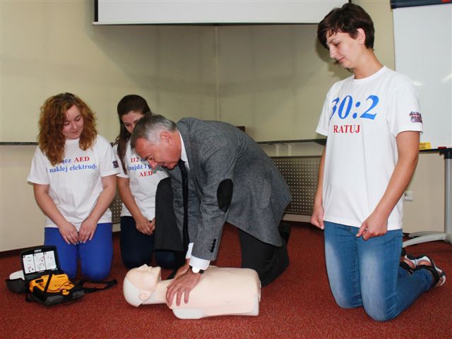 Pogotowie ratunkowe i młodzież z ZSE przekazują wiedzę VIP-om