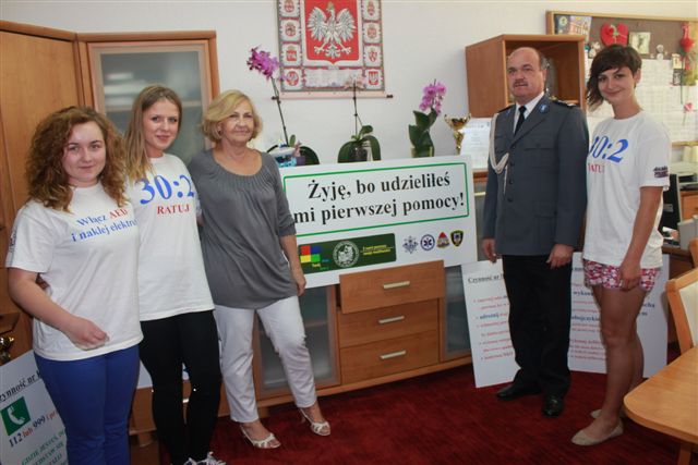 Pogotowie ratunkowe i młodzież z ZSE przekazują wiedzę VIP-om