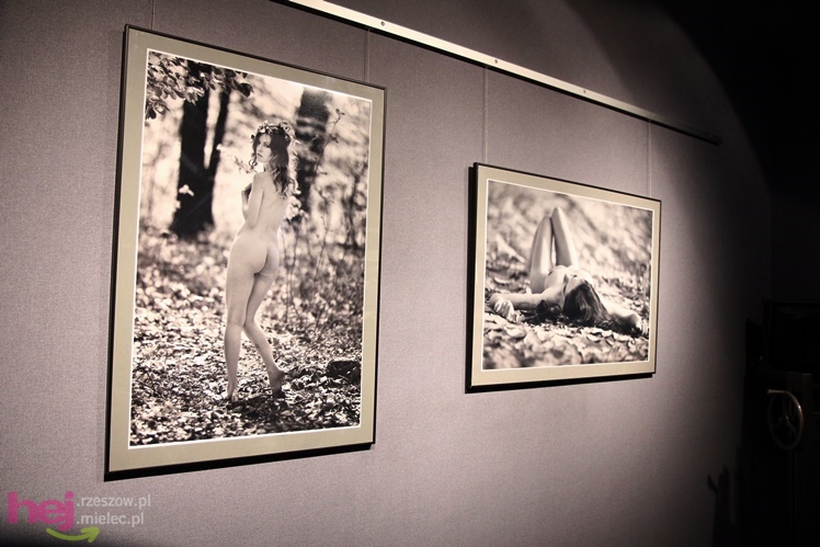 Natura aktu i akt w naturze. Fotografie Łukasza Gurdaka pokazane w Jadernówce