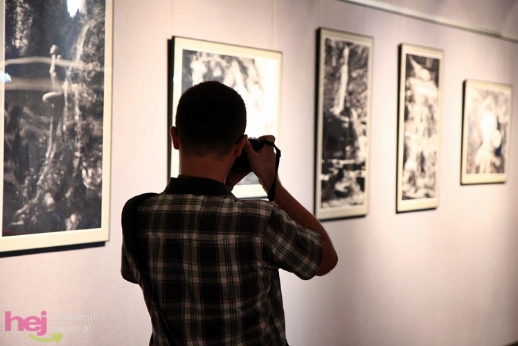 Natura aktu i akt w naturze. Fotografie Łukasza Gurdaka pokazane w Jadernówce