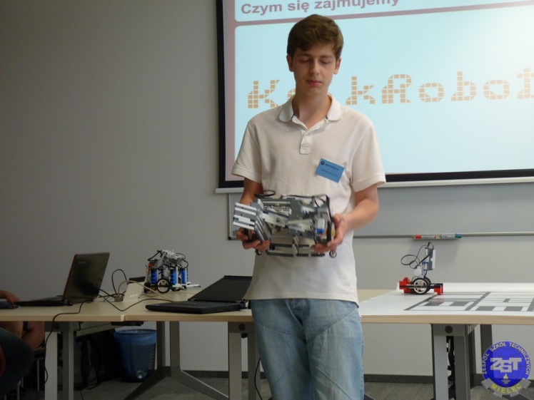 Drużyna z ZST w finałowej 15-ce konkursu robotyki