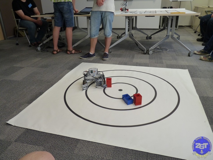 Drużyna z ZST w finałowej 15-ce konkursu robotyki
