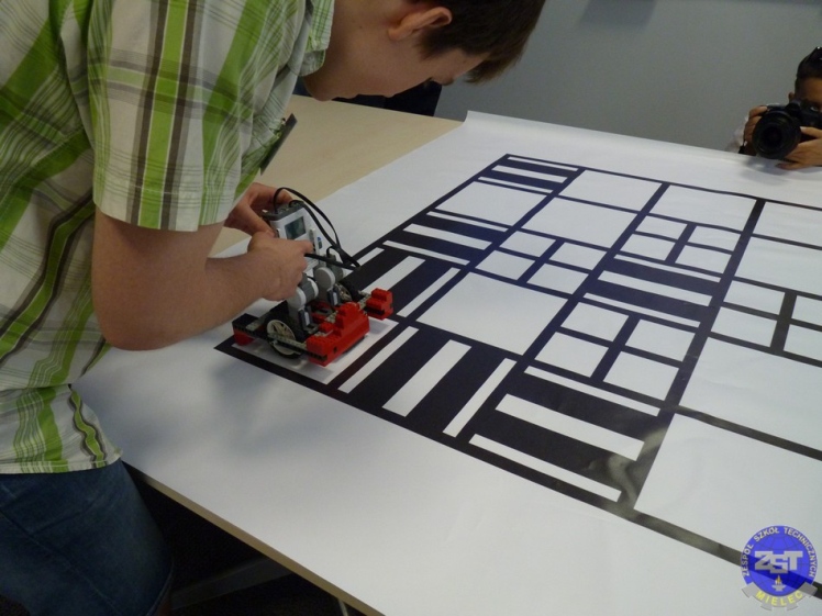 Drużyna z ZST w finałowej 15-ce konkursu robotyki