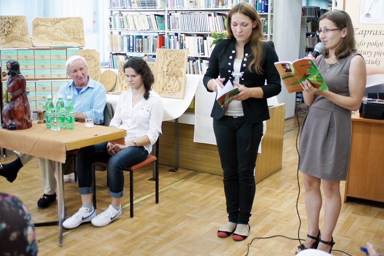 Dojrzała poezja ze znakomitym tłem - Monika Cichoń