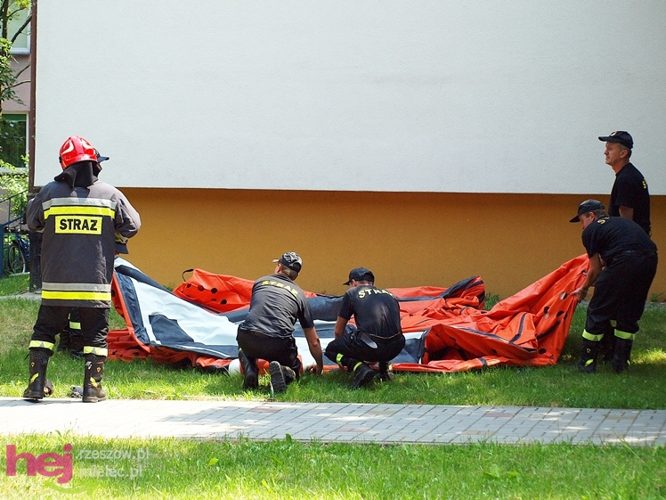 Drugi raz chciał odebrać sobie życie. Policjanci obezwładnili go w mieszkaniu