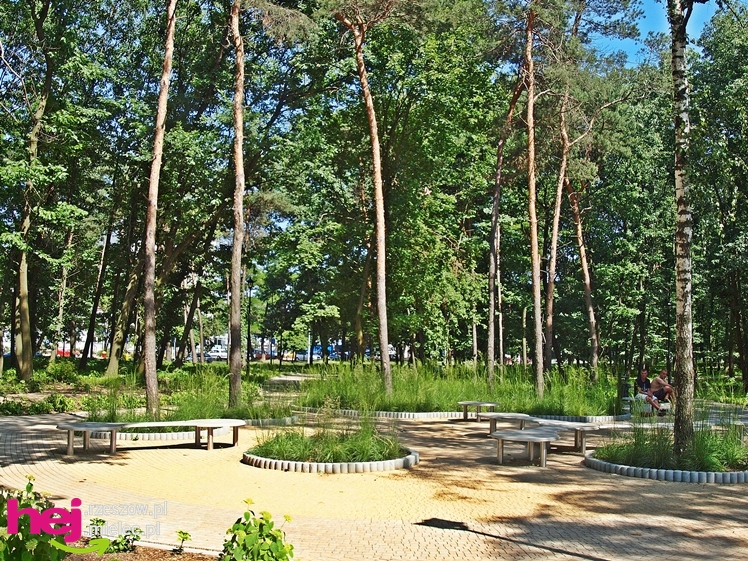 Nowy park przy Hali Targowej coraz chętniej odwiedzany przez mielczan