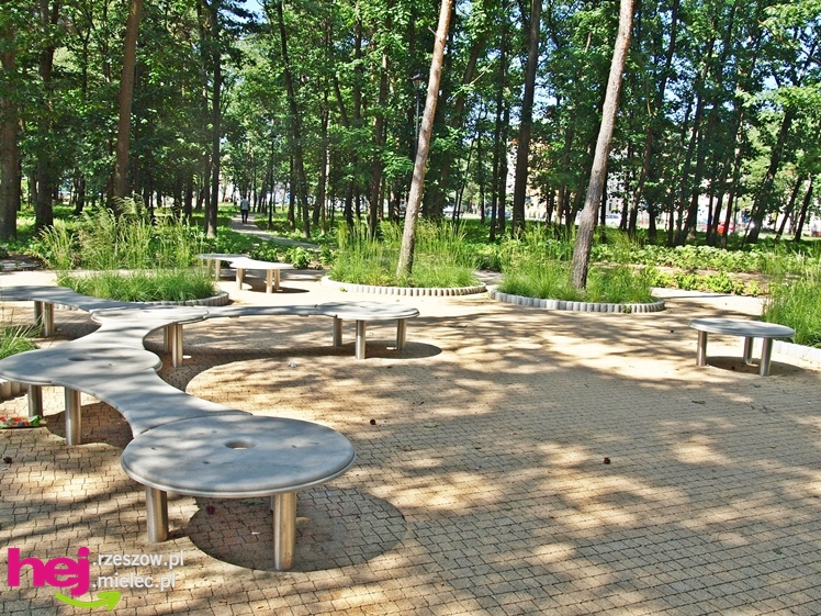 Nowy park przy Hali Targowej coraz chętniej odwiedzany przez mielczan