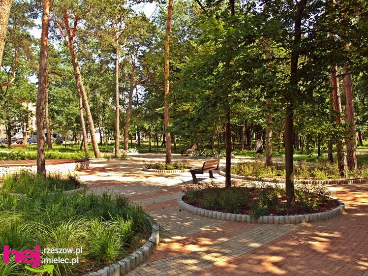 Nowy park przy Hali Targowej coraz chętniej odwiedzany przez mielczan