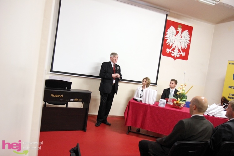 Blisko 120 studentów WSGiZ ukończyło naukę