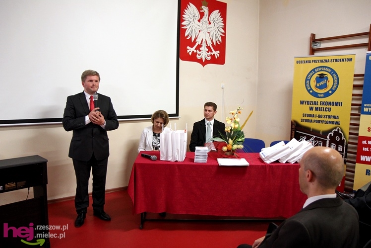 Blisko 120 studentów WSGiZ ukończyło naukę